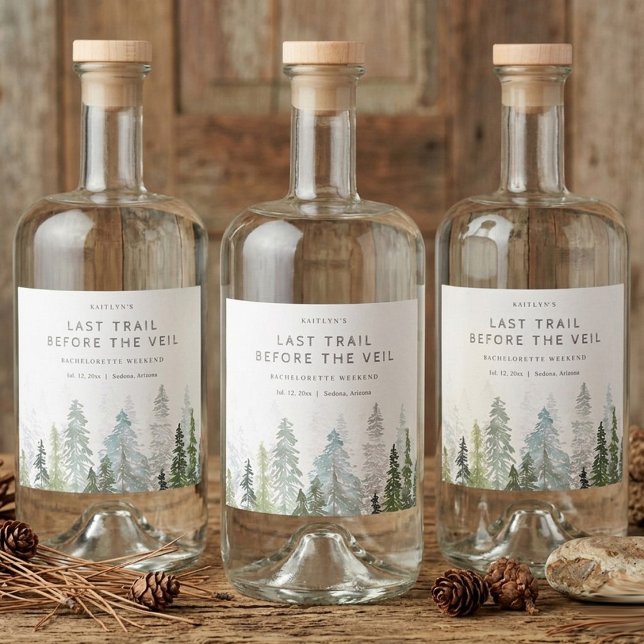Last Trail Pine Forest Camping Bachelorette Party Spritflaskor Etikett (Skapare uppladdad)