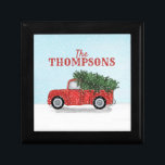 Lastbil Cute Julgran Snö Personlig Minnesask<br><div class="desc">Rustic Vintage Red Lastbil med en färsksklipp Julgran i botten av lastbil som kör i snö. En klassisk söt vinterscen som skildrar en känd familjetradition. En underbar personlig för Helgdag- och julhemsdeka samt en underbar presentidé.</div>