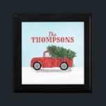 Lastbil Cute Julgran Snö Personlig Minnesask<br><div class="desc">Rustic Vintage Red Lastbil med en färsksklipp Julgran i botten av lastbil som kör i snö. En klassisk söt vinterscen som skildrar en känd familjetradition. En underbar personlig för Helgdag- och julhemsdeka samt en underbar presentidé.</div>