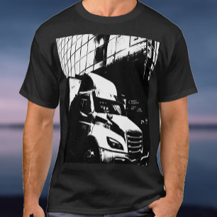 Lastbil Lastbil i Montreal Kanada. Drivrutin för L T Shirt