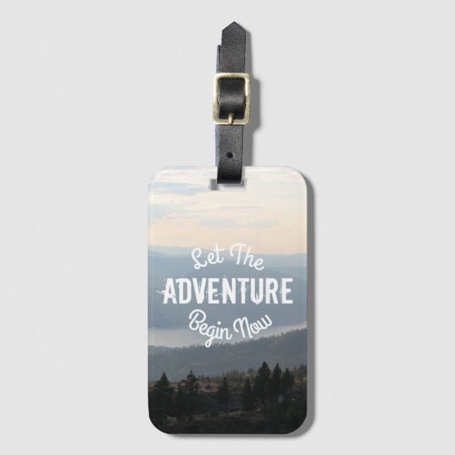 Låt äventyr börja nu på berg Waterscape Bagagebricka (Framsida vertikal)