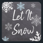 Låt det snöa Chalkboard Stil Bakgrundsjul Fyrkantigt Klistermärke<br><div class="desc">Den svarta bakgrunden från stil,  med vita och blå flingor från snö med citatet "Låt det snöa".</div>