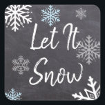 Låt det snöa Chalkboard Stil Bakgrundsjul Fyrkantigt Klistermärke<br><div class="desc">Den svarta bakgrunden från stil,  med vita och blå flingor från snö med citatet "Låt det snöa".</div>
