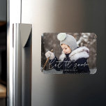 Låt det snöa foto magnet<br><div class="desc">Önskar vänner och familj glad helg med en söt helgdag fotomagnet! Magnet har vågräts foto med subtila snö-blommor som gränsar till designen. "Låt det snöa" visas i ett vitt kalligrafiskt skript för trendig med familjens namn nedan.</div>