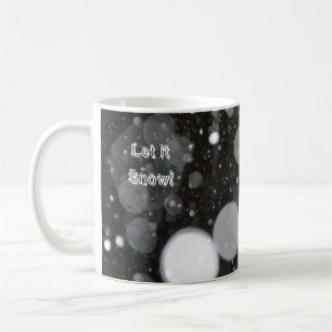 låt det snöa på en snöbakgrund kaffemugg