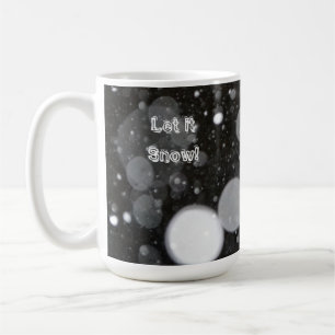 Låt det snöa på en snöbakgrund kaffemugg
