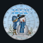Låt det snöa Snögubbe Dart Board Darttavla<br><div class="desc">Låt det snöa Dart Board har en bakgrund i snö med fallande snö, snö täckte träd, ett barn på en stolpe som placerar de avslutande beröringarna på hans Snögubbe. Barnet är klädt i blått och snögubbe har en blå halsduk och svart top hat. Det finns renar som tittar på av...</div>