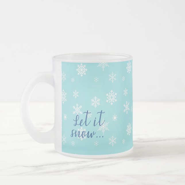 Låt det snöa... Vacker snöflingedesign Frostad Glasmugg (Vänster)