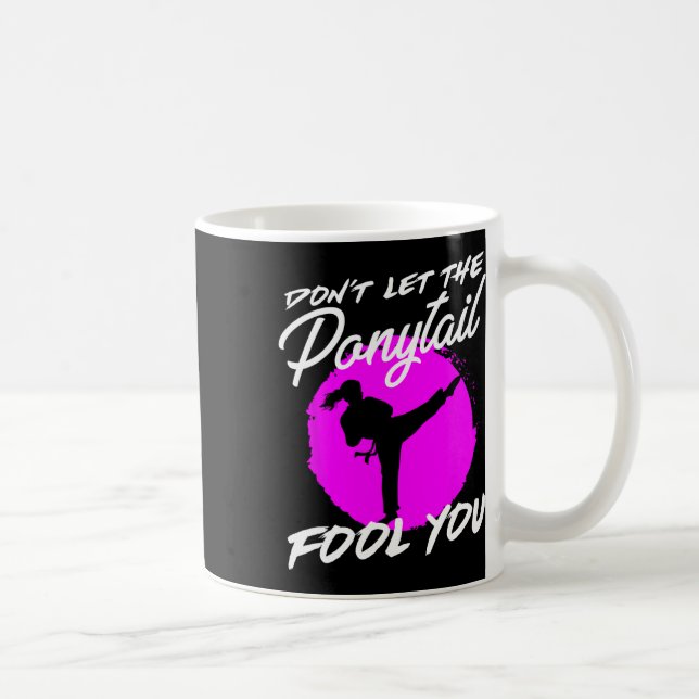 Låt Dig Inte Luras Av Hästsvansen I Rolig Karate  Kaffemugg (Höger)