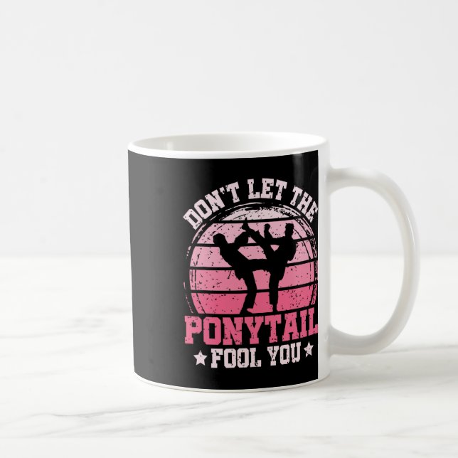 Låt Dig Inte Luras Av Hästsvansen Kampsport Karate Kaffemugg (Höger)
