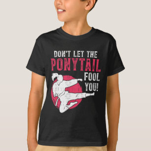 Låt dig inte luras av hästsvansen kampsportstjej - t shirt