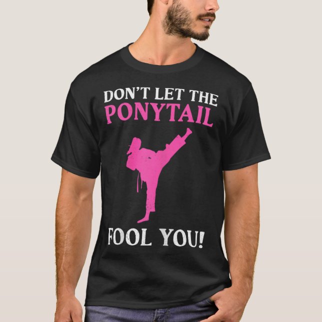 Låt Dig Inte Luras Av Hästsvansen Karate Kämpe Mar T Shirt (Framsida)