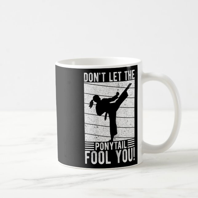 Låt dig inte luras av hästsvansen! Karateflicka Bä Kaffemugg (Höger)