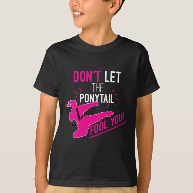 Låt Dig Inte Luras Av Hästsvansen Karateflicka Rol T Shirt (Framsida)