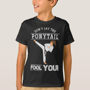 Låt Dig Inte Luras Av Hästsvansen Rolig Karateist T Shirt
