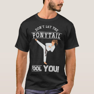 Låt Dig Inte Luras Av Hästsvansen Rolig Karateist T Shirt