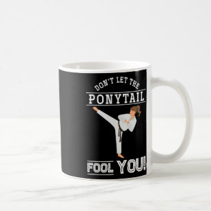 Låt Dig Inte Luras Av Hästsvansen Roliga Karateist Kaffemugg
