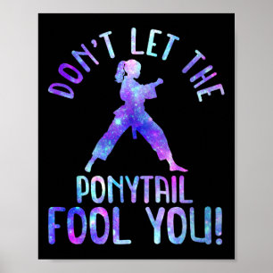 Låt Dig Inte Luras Av Hästsvansen Roligt För Karat Poster