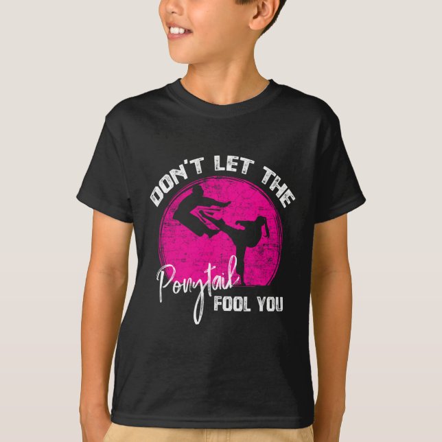Låt Dig Inte Luras Av Hästsvansen Roligt Karatepre T Shirt (Framsida)