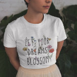 Låt din Dreams Blommar Wildblomma T-Shirt<br><div class="desc">Den här designen med citatet "Låt drömmarna blommar" och en underbar blomsterodling är ett perfekt sätt att påminna dig själv om att följa dina drömmar och aldrig ge upp på det du verkligen vill. Den vackra illustrationen har en vildblomsodling och påminner dig om att precis som en blomma behöver tid,...</div>