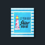 Låt din ljusskygga ljusfyr typografi canvastryck<br><div class="desc">Ett kanvastryck med en blå stripe mönster. Ett blått ram med en gult gräns överst med en digital vattenfärgsbild med en röd,  strimlad fyr inuti. Typografiktexten lyder: Ljuset ska lysa starkt.</div>