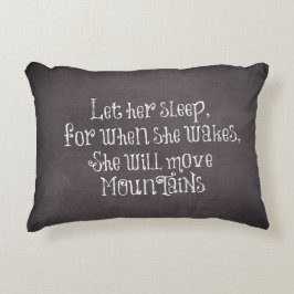 Låt henne sova så flyttar hon bergscitatet prydnadskudde