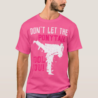 Låt inte den påvliga folen dig Karateist Girls gå. T Shirt