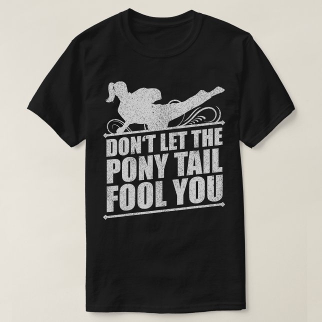 Låt inte Pony Svan förleda dig med Karate Girl T Shirt (Design framsida)
