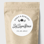 Låt Kärlek Brew Bröllop Tea-favoriten Runt Klistermärke<br><div class="desc">Te-klistermärken i anpassningsbar-designade bröllop med "låt kärlek breva" modern,  svart och vit design.</div>