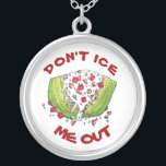 LÅT MIG INTE UT Lustigt Iceberg Lettuce Wedge Sala Silverpläterat Halsband<br><div class="desc">I illustrationen finns en klassisk isbergssallad som fylls med bleuost, ostsmulor, bacon, tomater och flis. En restaurangmenystapel! Perfekt för din favoritfodie. Denna design finns också tillgänglig för andra produkter. Det finns också många fler matematiska illustrationer från denna butik. Ser du inte vad du är tittar för? Kontakta Rebecca för att...</div>