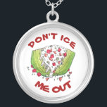 LÅT MIG INTE UT Lustigt Iceberg Lettuce Wedge Sala Silverpläterat Halsband<br><div class="desc">I illustrationen finns en klassisk isbergssallad som fylls med bleuost, ostsmulor, bacon, tomater och flis. En restaurangmenystapel! Perfekt för din favoritfodie. Denna design finns också tillgänglig för andra produkter. Det finns också många fler matematiska illustrationer från denna butik. Ser du inte vad du är tittar för? Kontakta Rebecca för att...</div>