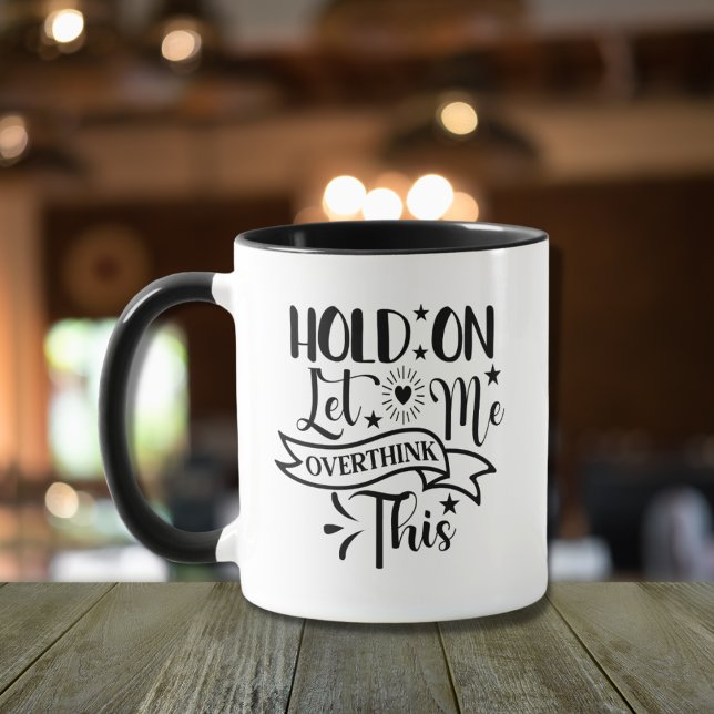 Låt mig tänka över det här Roliga muggar roligten  (Overthinkers unite! A funny black and white typography design for a cute, modern gift idea.)