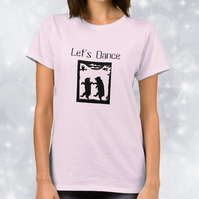 Låt oss dansa Björnar Svart Silhuett T Shirt (Two black bears in silhouette dancing together in woods under trees on pink woman's tee shirt.)