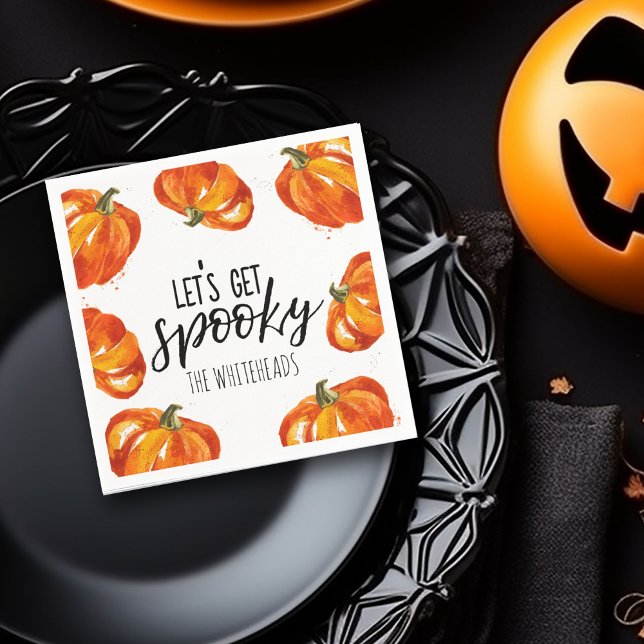 Låt oss få Spooky Halloween Pumpkin Pappersservett (Let's get spooky typography with watercolor pumpkin border napkin design for a Halloween party.)