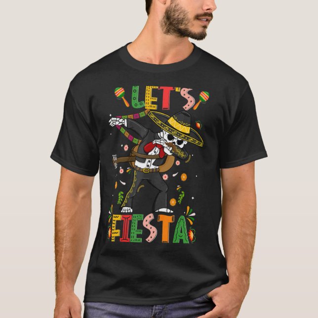 Låt oss Fiesta Dabbing Skeleton Mariachi Sombrero  T Shirt (Framsida)