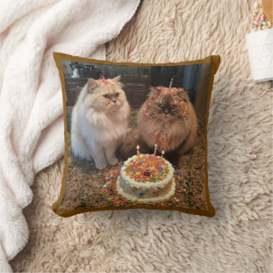 Låt oss fira! Cute Birthday Cat Dekorativ kudde