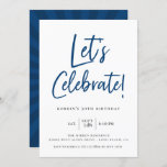 Låt oss fira modernt blått skript födelsedagen inbjudningar<br><div class="desc">Modern manusförfattare Låt oss firande! Blå och svart typografisk design i stil. Kortets baksida har coola sunburst mönster i koordinationen av blå färger.</div>