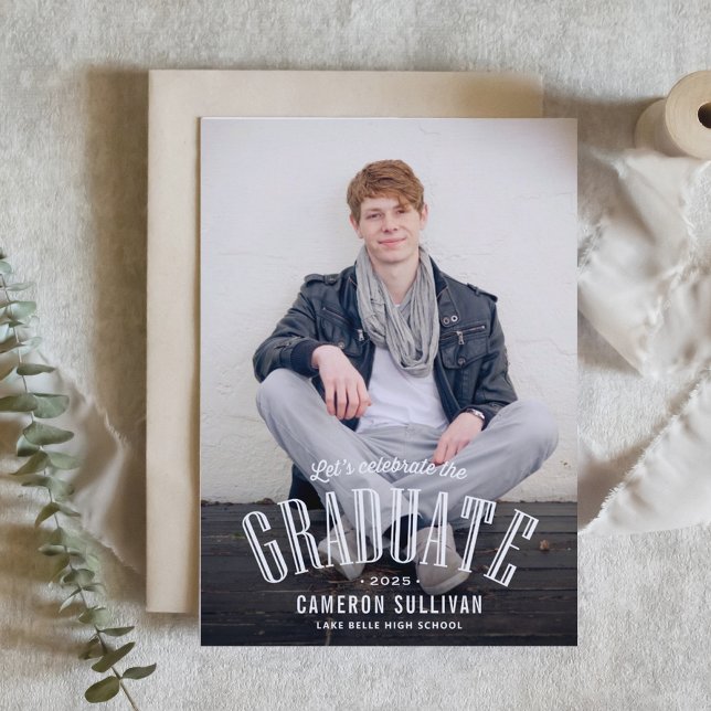 Låt oss Fira Student Photo Studenten Inbjudningar (Customizable class of 2025 photo graduation invitation featuring retro lettering. )