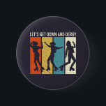 Låt oss Get Down and Derby Funny Roller Derby Puns Knapp<br><div class="desc">Coolans rullskridningskonstruktion för dem som kärlek till rullskridskor,  dansar och gör tricks i skateparken. vintage i coola är en nödlidande designvara för skater av rullhjul och rullspelare. Perfekt för flickor som leker i rollderby team. Underbar julklapp och födelsedagspresent för familj och vänner.</div>