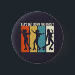 Låt oss Get Down and Derby Funny Roller Derby Puns Knapp<br><div class="desc">Coolans rullskridningskonstruktion för dem som kärlek till rullskridskor,  dansar och gör tricks i skateparken. vintage i coola är en nödlidande designvara för skater av rullhjul och rullspelare. Perfekt för flickor som leker i rollderby team. Underbar julklapp och födelsedagspresent för familj och vänner.</div>