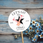 Låt oss Go Girls Personlig Cowgirl Bachelorette Runt Klistermärke<br><div class="desc">Saddla upp, cowgirl, och få redo att sparka våra Låt oss Go Girls Personlig Cowgirl Bachelorette Sugar Cookies! De här kakorna är perfekten söta för din Nashvilles bachelorette-bas, anpassad med alla nyckel-attribut för att göra dem lika minnesvärda som dina flickors resa. Våra sockerkakor i personlig är speciellt konstruerade för bruden...</div>