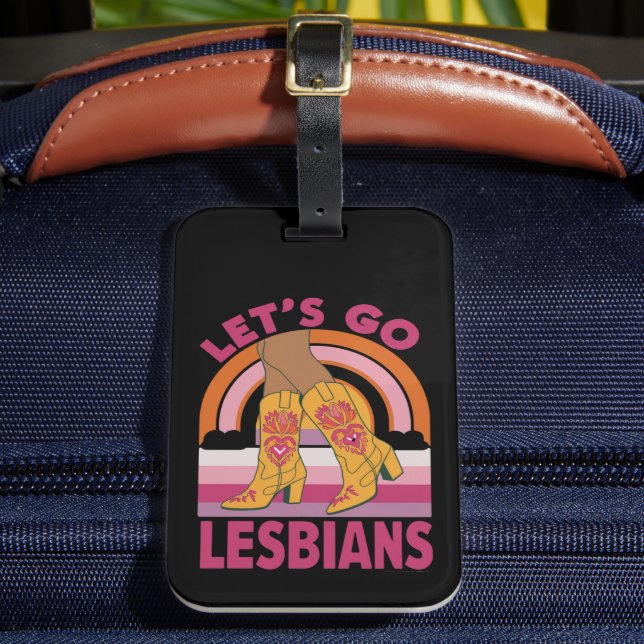 Låt oss Go Lesbisks LGBTQ Pride Month Cowgirl Bagagebricka (Framsida Insitu 2)
