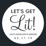 Låt oss Hämta Lit Bachelorette Party-favoriten Cla Runt Klistermärke<br><div class="desc">Det här är en malldesign för en DIY-partiförmån som innehåller "Låt oss Hämta lit!" och anpassade för att lägga till ditt namn,  firande och datum. Håll på ljus,  tändstickor,  party kopp och mycket mer!</div>