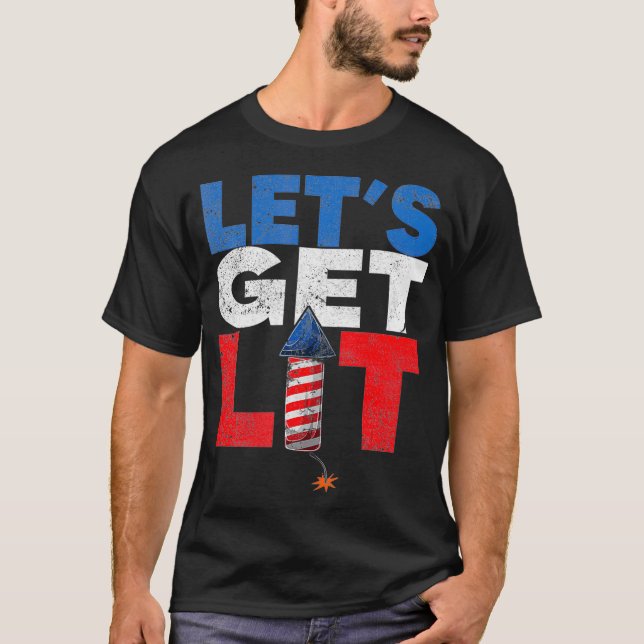Låt oss Hämta Lit Fireworks USA flagga Funny 4 jul T Shirt (Framsida)