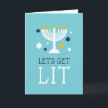 Låt oss Hämta plats | Funny Hanukkah-hälsningskort Helgkort<br><div class="desc">Hanukkah-hälsningskortet har en turkosblå bakgrund med "låt oss tänd" och en belyst menorahillustration med blå och vita stjärnor. Anpassa insidan med ett förtryckt Hanukkah-meddelande och namnteckning.</div>