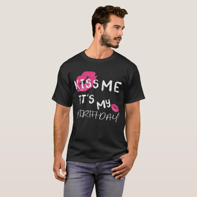 Låt oss Kiss mig det är. Min. Födelsedagspojkflick T Shirt (Hel framsida)