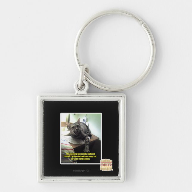 Låt oss se, om hon märker fyrkantig silverfärgad nyckelring (Framsidan)