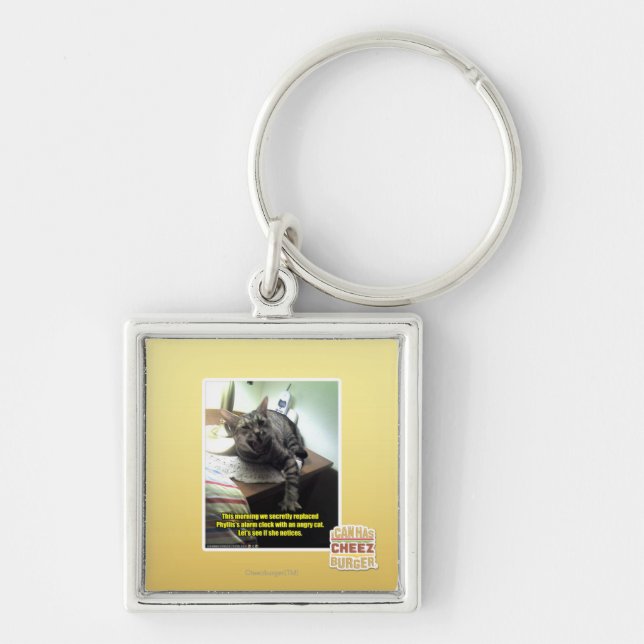 Låt oss se, om hon märker fyrkantig silverfärgad nyckelring (Framsidan)