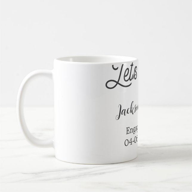 Låt oss skåla för förlovningsfest namndatum elegan kaffemugg (Vänster)