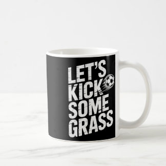 Låt oss sparka lite rolig fotbollsentusiast spelar kaffemugg